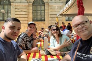 Un filleul et ses parrains partagent un repas lors d'un festival