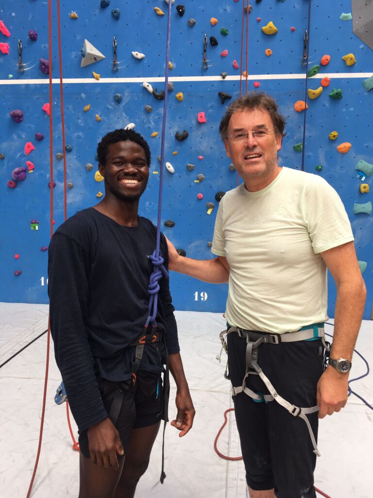 Un parrain fait découvrir l'escalade à son filleul étudiant